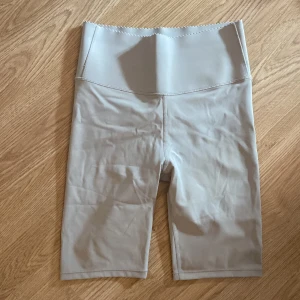 Tränings cykelbyxor - Säljer dess tränings cykelbyxor i en gråbeige färg ifrån H&M. Det är deras shaping byxa som har en väldigt hög och inhållande midja. Storlek S men passar också XS då de är små i storleken. Knappt använda. Köparen står för frakt