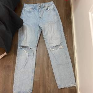 Jeans med hål från Gina 90’s modellen