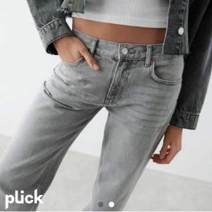 Säljer mina  super fina Gina jeans straight leg low waist.💗💗 Postar spårbart. Inga oseriösa köpare. ☺️ kontakt om intresserad så ligger priset på 250+ frakt om inte uppbudad då går jag efter de högsta budet + frakt 📦☺️ skriv om fler bilder eller frågor.