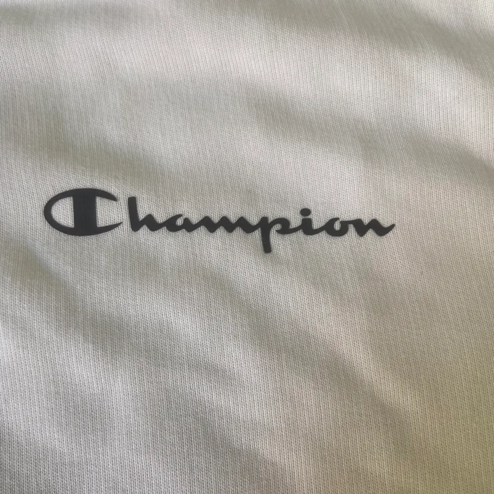 En vit champion sweatshirt, Den är använd några få gånger för länge sen. Den har inga skador och är i bra skick! . Tröjor & Koftor.