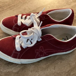 Golf Wang Le Fleur Mono Red - Använd två gånger inomhus Kommer med orginal skosnören, både vita & röda Ingen box Storlek 6 US, 39 EU