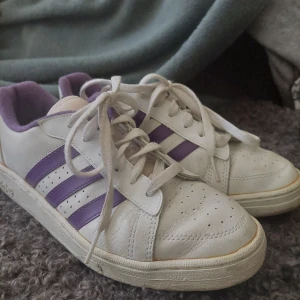 Vintage adidas sneakers - Vintage adidas sneakers. Använda, så lite slitna, men i ok skick. Köparen står för frakten. 