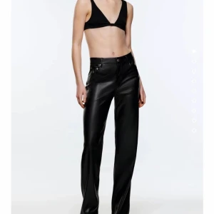 Full lenght skinnmitation  - Jag säljer dessa byxorna från zara i storlek 36. Jag tänkte returnera dom men eftersom retur datumet har gått ut gick det inte. Det är slut sålda på zaras hemsida och kostar 400 kr men säljer de för 300 kr.