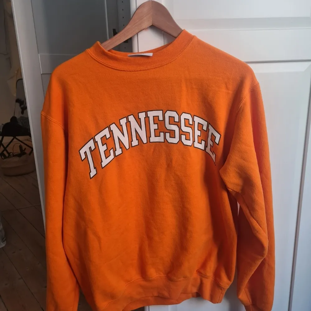 Säljer nu men absolut finaste collegetröja. I storlek S men en oversize fit (jag är vanligtvis M).  I fantastisk trendig orange färg, med texten Tennessee.  Älskar denna något otroligt men jag passar inte I orange  Köpt vintage men fint skick.. Hoodies.
