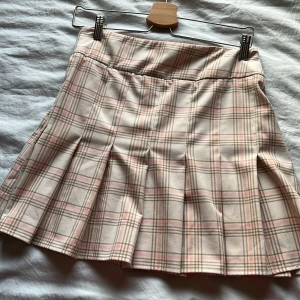 Coquette kjol - Jättegullig lite coquette aesthetic kjol som tyvärr inte är min stil längre! Har använt den några få gånger så den är som ny! Kolla gärna mina andra annonser också <3