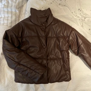 Jacka - Snygg vinterjacka i skinn. Från Nakd i storlek 36. 