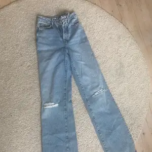 Super fina jeans med hål från bikbok. Nästan aldrig använda alls, köpt för 600kr