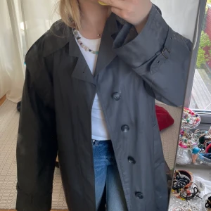 Trenchcoat  - Vintage kappa, perfekt nu till hösten. Blir snyggt att knyta med band i ryggen. Då blir modellen lite ”smalare”. Passar S-L