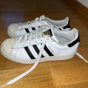 Adidas skor - Ett par Adidas skor som inte längre kommer till användning🤩 De är i bra skick, kontakta för mer info eller bilder!💕 Pris kan diskuteras vid snabb affär!