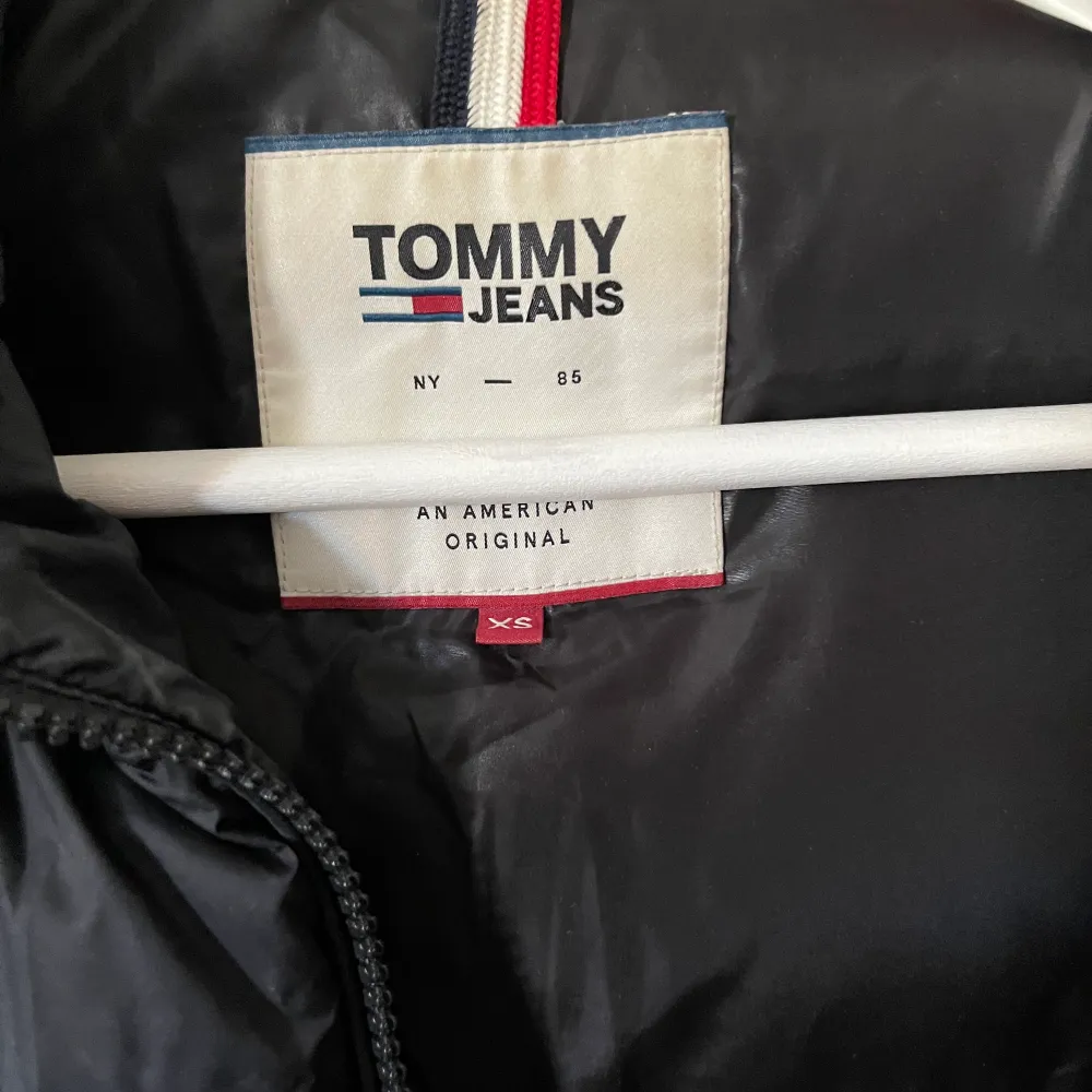 En skön höst/vinter jacka från Tommy Hilfiger! Storlek Xs, använd några gånger. Jackor.