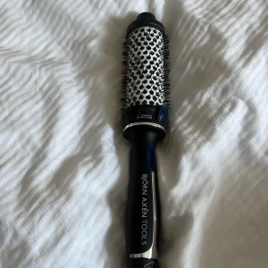 Björn Axén värmeborste - Jag ska sälja min Björn Axén värme borste pga att jag inte använder de så ofta för är för lat. Den är jättebra och håret blir väldigt fint på kort tid.