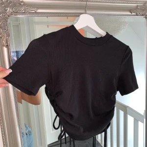 Topp - Säljer min topp med snören vid sidorna. Strl xs, pris 70kr💓