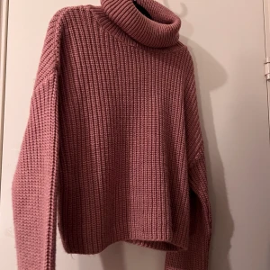 NA-KD Tröja - Fin stickad rosa polotröja från Nakd i storlek xs. Fin och varm💕