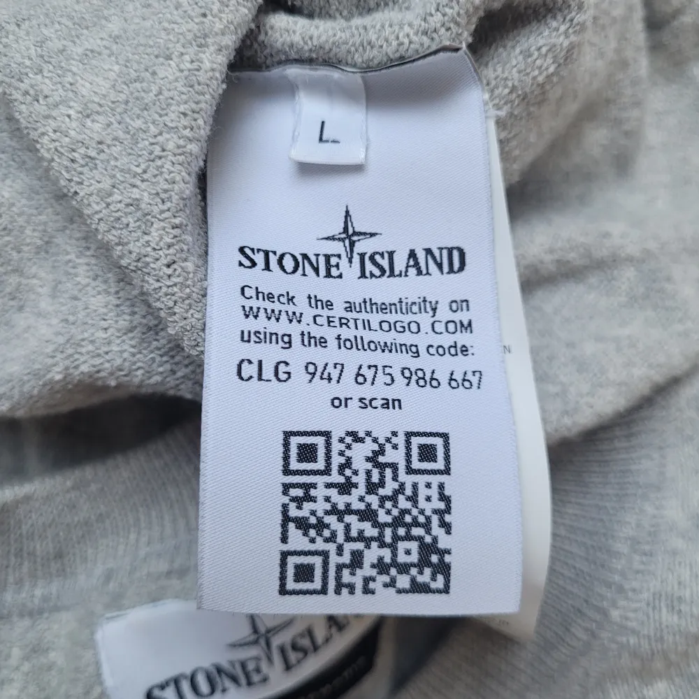 Grå Stone island sweatshirt  Tunnare stickat material. Stickat.