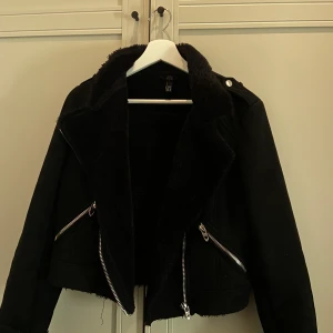 Jacka  - En jacka från Zara som är som ny! Säljer då den inte kommer till användning längre