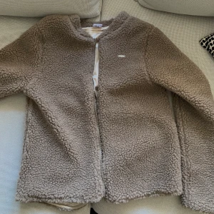 Teddy Jacka  - Säljer nu denna fina Teddy jacka då jag aldrig har fått använt den.  