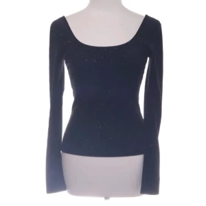 Långärmad glittrig tröja  - Långärmad glittrig tröja med snygg urringning. Bra skick  