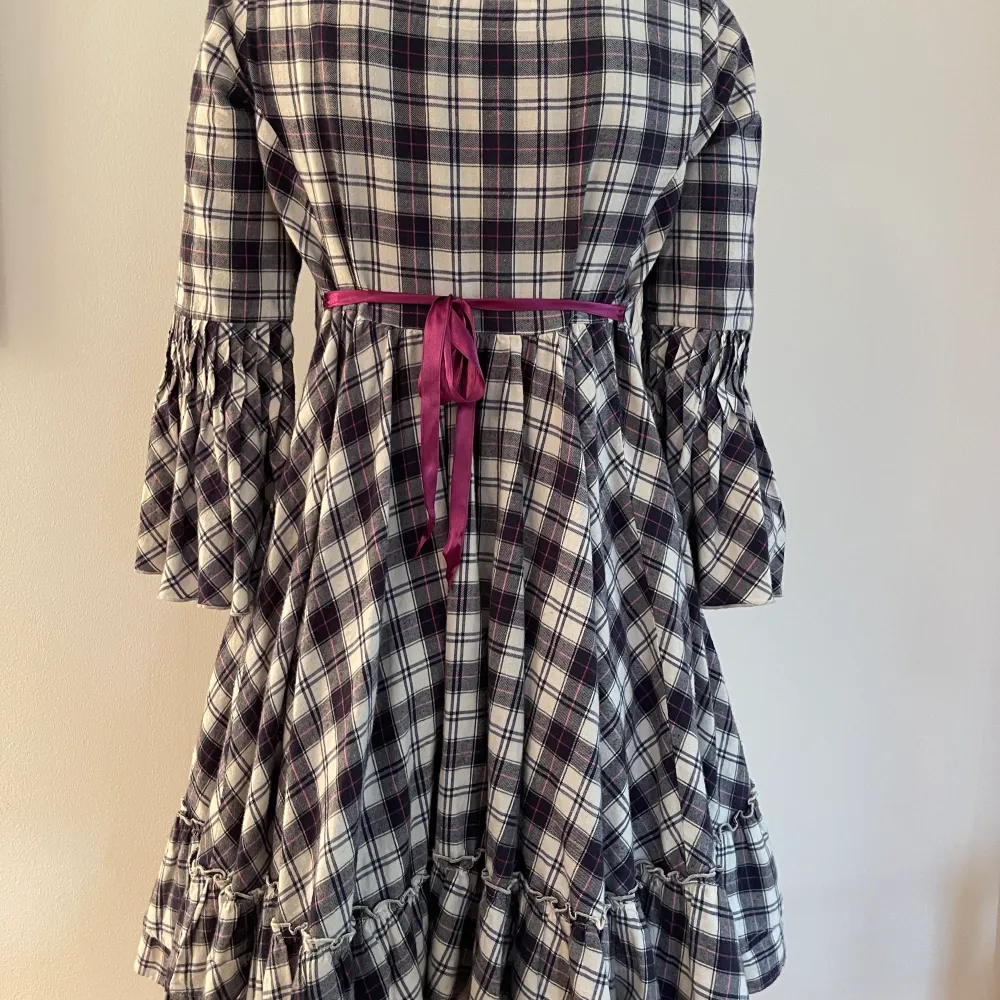 Gullig kläning från Odd Molly i nyskick. Köpt för några år sedan men är knappt använd💕 Är i strl 1 men passar både S och M! Köpt för runt 1300 kr . Klänningar.