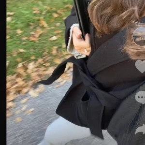 Kort svart kappa  - Säljer min svarta supersnygga korta kappa! Supertrendig nu i höst!💗