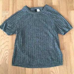 Stickat hm T-shirt strl s - Grön vit stickat T-shirt från hm