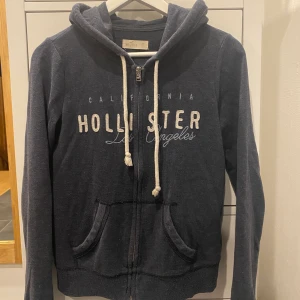Hollister ziphoodie - Nått år gammal köpt i Stockholms Hollister butik. Sällan andvänd! 💙