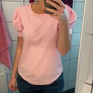 Rosa topp - Super söt tröja med puffärm💕 Säljer pga att färgen inte riktigt är min grej!