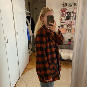 Jacka från Monki - Superfin kavaj jacka från Monki. Strl S men mer som en M. Använd enbart ett fåtal gånger, som ny.   Finns i Stockholm alt. köparen står för frakten.