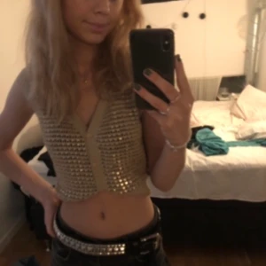 Glitter topp - Jättesnygg glittrig topp från bik bok i storlek s. Nyskick!!🤩🤩❤️‍🔥(på första bilden är den uppvikt)