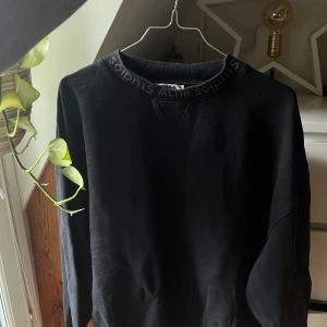 Acne studios sweatshirt.  - Acne studios sweatshirt i storlek M. Men sitter oversized. Skick: Använd💓 Nypris: 2500 säljer för 999kr