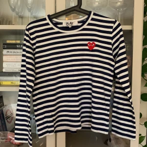Tröja comme des garcons play - Randig tröja från commes des garcons play💕Kläderna är utsorterade och kan därför inte erbjuda bilder med dem på❤️