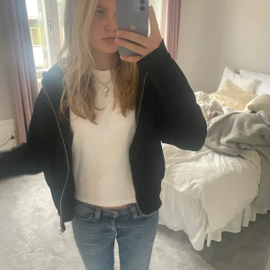 Zip up - Så skön zip up från hm som aldrig är anvönd