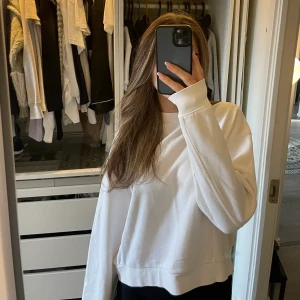 Collegetröja - Vit collegetröja från Weekday i storlek S🤍 Pris går att diskutera💕💕