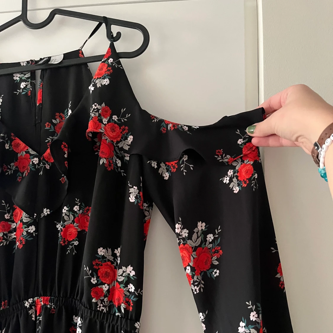 Klänning med öppen axel - 90