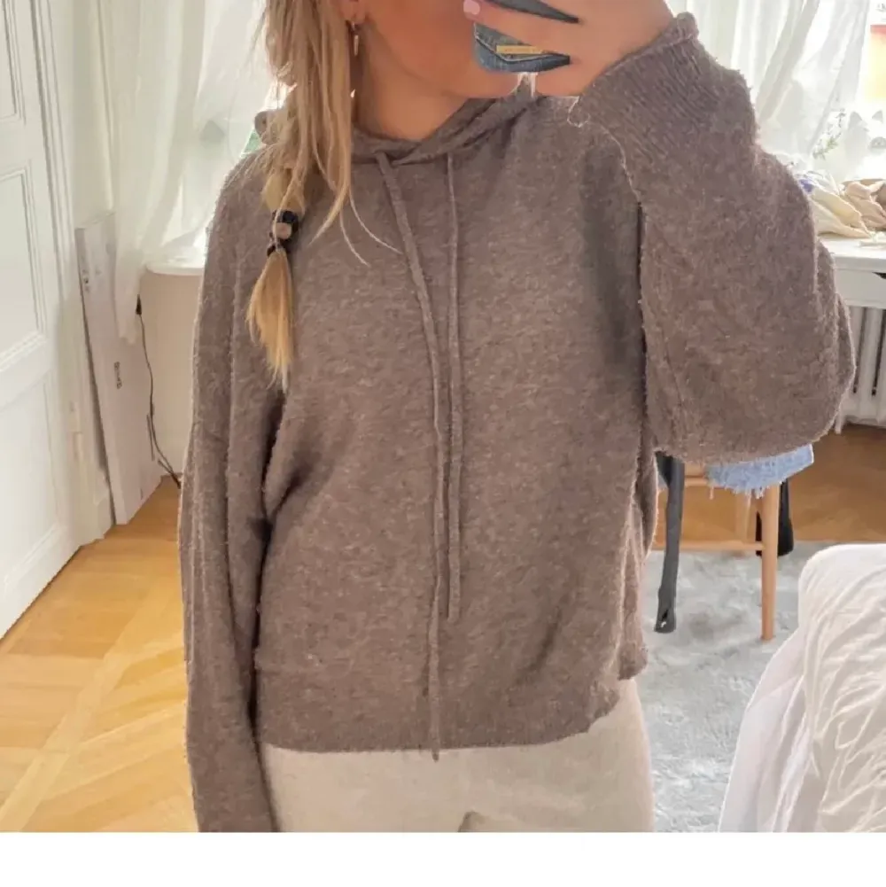 Ny stickad hoodie från Lindex💓💓stl xs. slutsåld!! aldrig andvända, kan självklart skicka egna bilder!!kan posta i mötas upp i sthlm. Stickat.