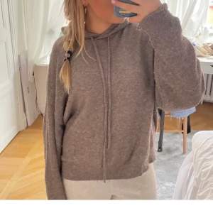 Ny stickad hoodie från Lindex💓💓stl xs. slutsåld!! aldrig andvända, kan självklart skicka egna bilder!!kan posta i mötas upp i sthlm