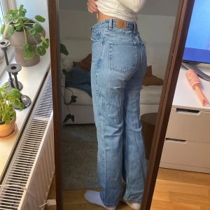 Weekday jeans - Supersnygga jeans från weekday som nu tyvärr är för små. Modellen är ROWE i strl 26/32 🚨🚨🚨