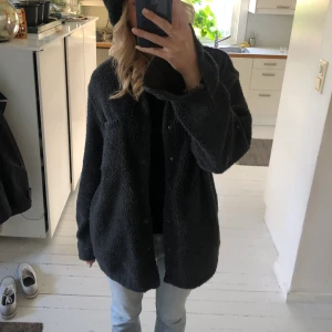 Pälsjacka - En mörkgrå pälsjacka som är lite oversized. Superbra skick!