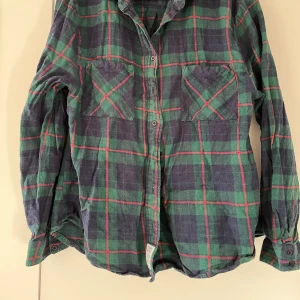 Skjorta  - Rutig skjorta. Kan skickas