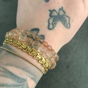 Armband  - Fyra armband till salu:)  10kr st eller alla för 30kr:)  bör ej duscha/bada med:)