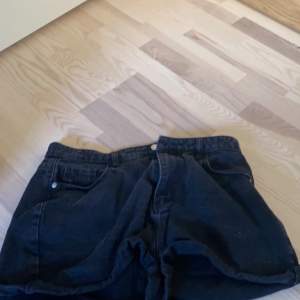 Svarta jeans shorts  från behoo storlek 44