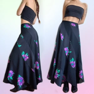 Vintage långkjol  - Otroligt fin vintage långkjol i felfritt skick💜 (💸Rabatt & samfrakt vid köp av flera varor)