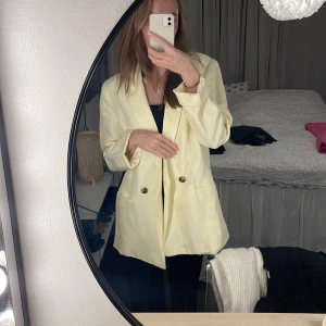 Blazer - Superfin gul blazer från gina. Linneaktigt material 💞
