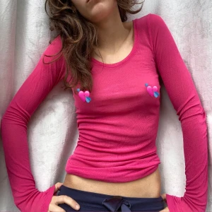 Topp - Fin topp som man kan ha även som en klänning då den är lite längre än en tröja, men man kan också bara ha den som jag har den på bilden, dock är den lite genomskinlig! 💖