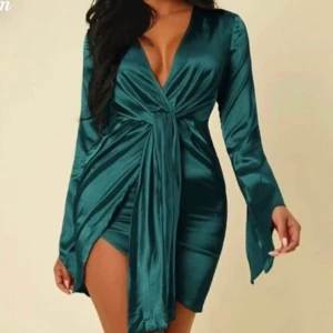 Siden klänning - emerald green - Lappen kvar. Fin kvalitet och ser ej billig ut för att vara från SHEIN. 