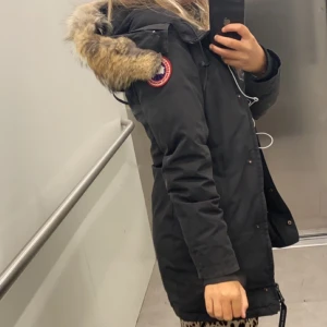 Canada goose jacka  - Canada goose jacka som är i bra skick . Använd endast en vinter , modellen är Victoria parka. Säljer då den inte kommer till användning längre . Skriv om ni har mer frågor💕💕 