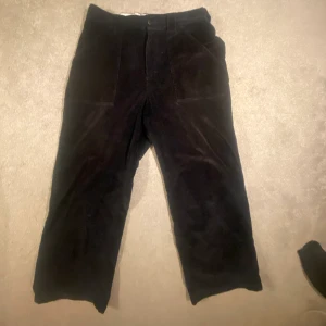 Poetic manchesters  - Super feta blåa Manchester byxor från poetic. Inte tvättade på bilderna men annars 10/10 skick. Sitter Loose ungefär som bigboys/ och passar vem som helst i midjan med ett skärp! 