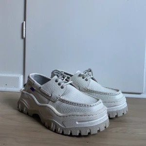 EYTYS ANGEL - Använda ett vid ett eller två tillfällen. Men är tyvärr för stora. Vitt skinn med vita skinnsnören.