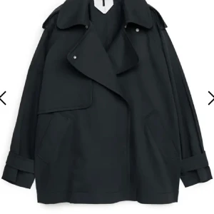 arket trenchcoat - arket trenchcoat i nyskick, slutsåld överallt! super trendig och fin 💘 kostar 1500 men säljer för 750 + frakt 💘passar flera storlekar! 💋BUD LIGGER PÅ 850 💋