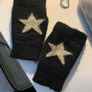 Svarta torgvantar  - Super fina torgvantar som passar perfekt nu till hösten!! Det är andvända men i gott skick 💓