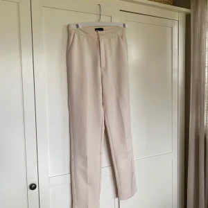 Beiga kostymbyxor Stl 32  - Fina kostymbyxor  Stl 32 men mer som en 34  Beiga 